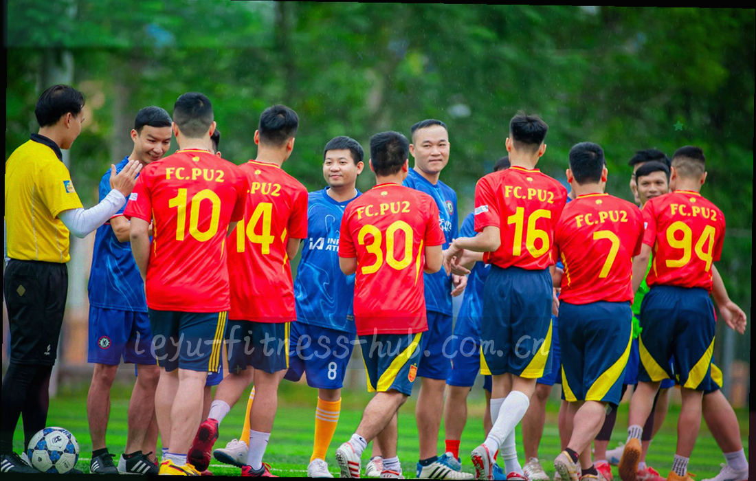 编辑工作台俯视图，屏幕上显示数据表格与标注便签，冷色高光